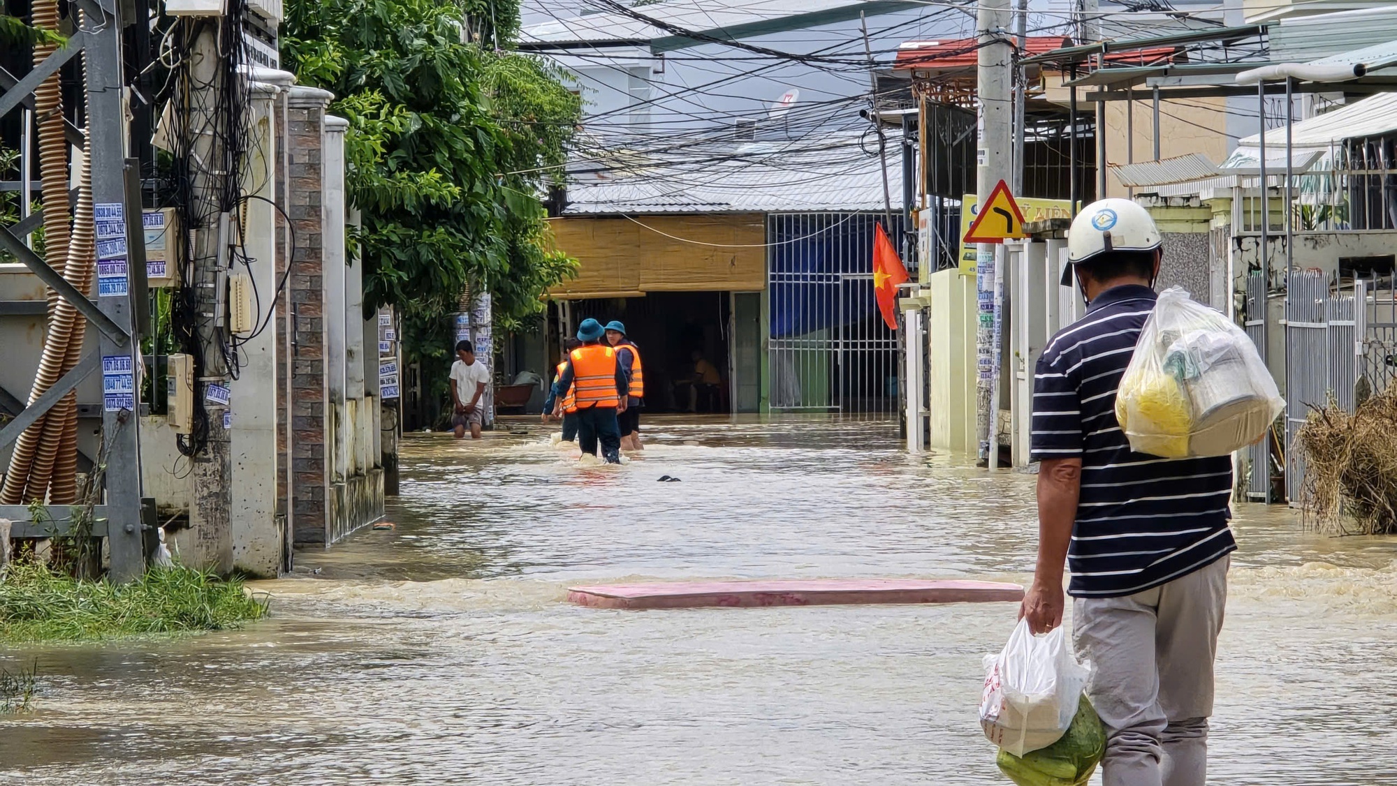 Nha Trang lũ chồng lũ, ngập nặng trong đêm- Ảnh 6.
