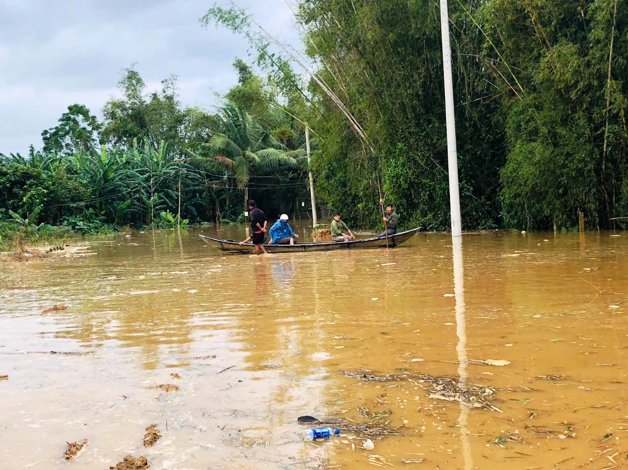 Quảng Ngãi mưa trắng trời, lũ các sông lên nhanh- Ảnh 1.
