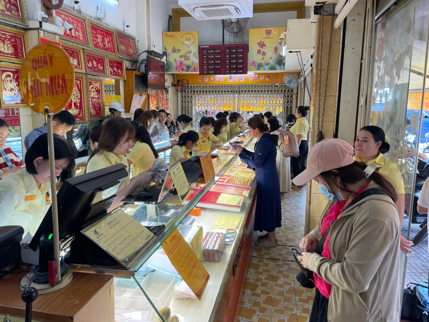 Nhiều tiệm vàng ở TPHCM bỗng dưng… vắng tanh- Ảnh 4.