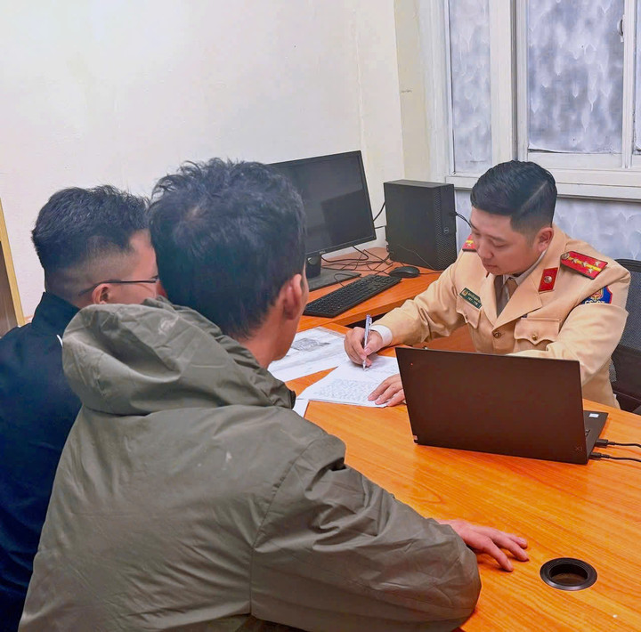 Phạt tài xế xe tải làm rơi vãi bùn nhão khiến người đi đường ngã sõng soài- Ảnh 1.