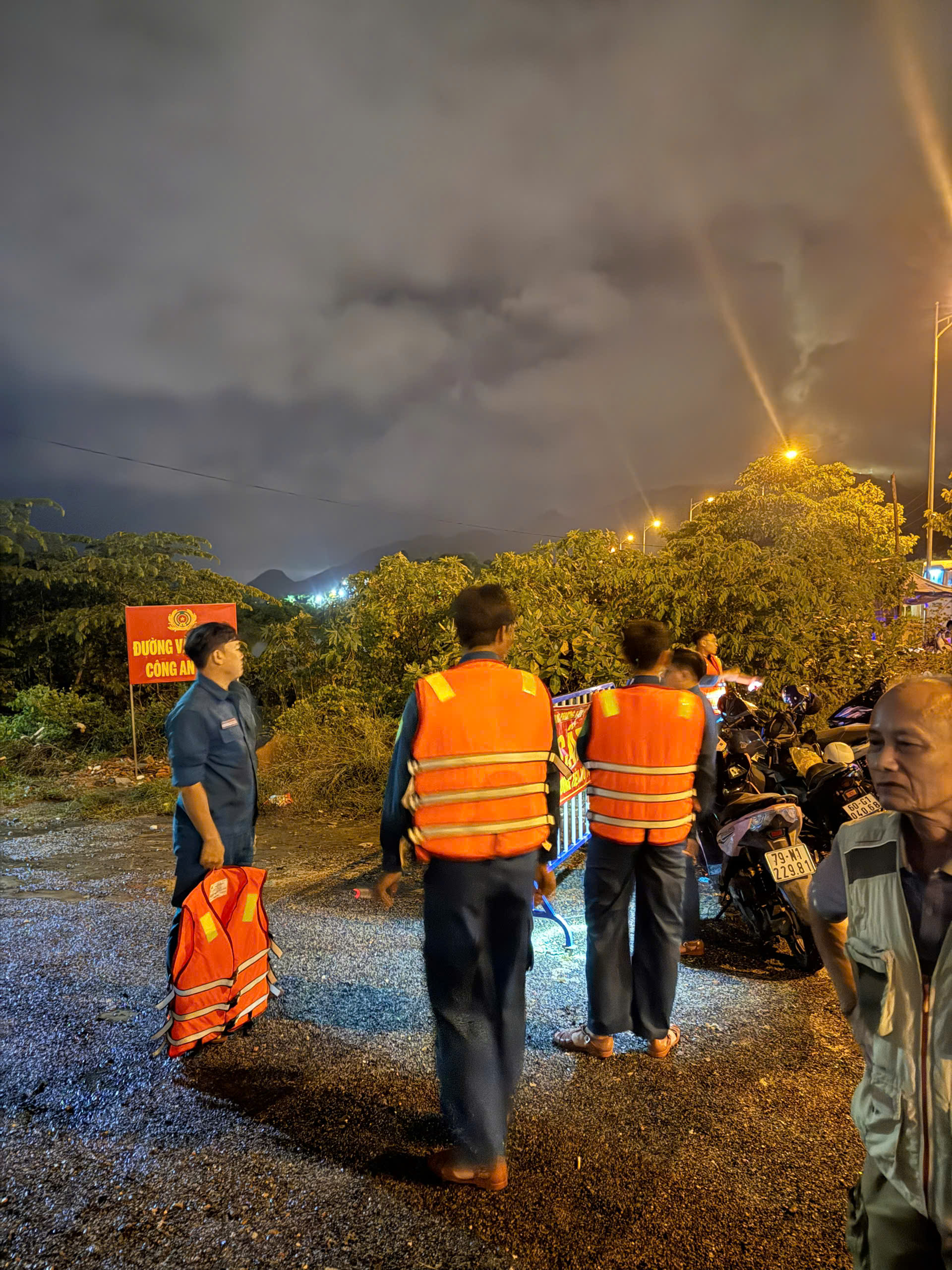 Nha Trang lũ chồng lũ, ngập nặng trong đêm- Ảnh 5.