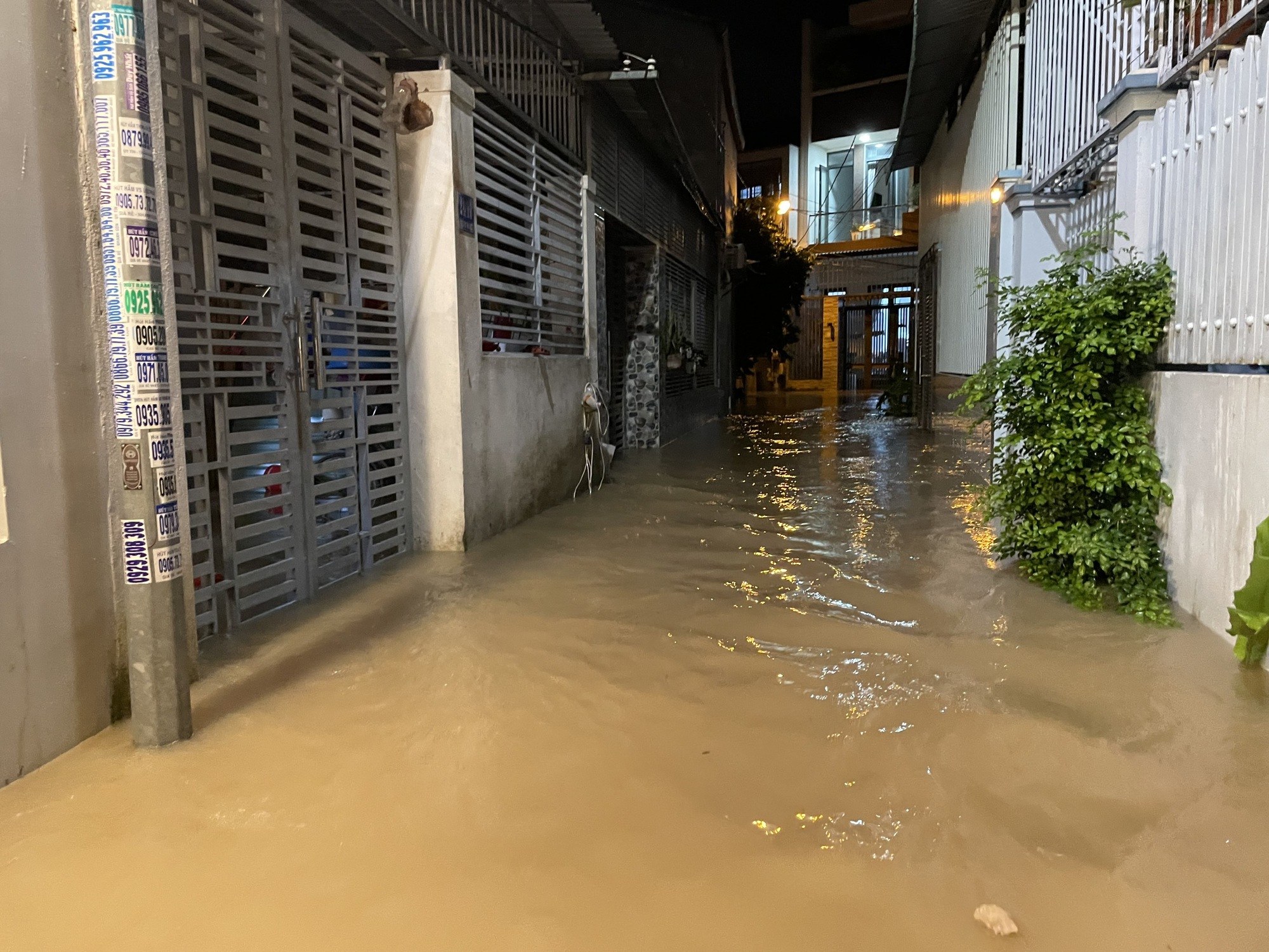 Nha Trang lũ chồng lũ, ngập nặng trong đêm- Ảnh 1.