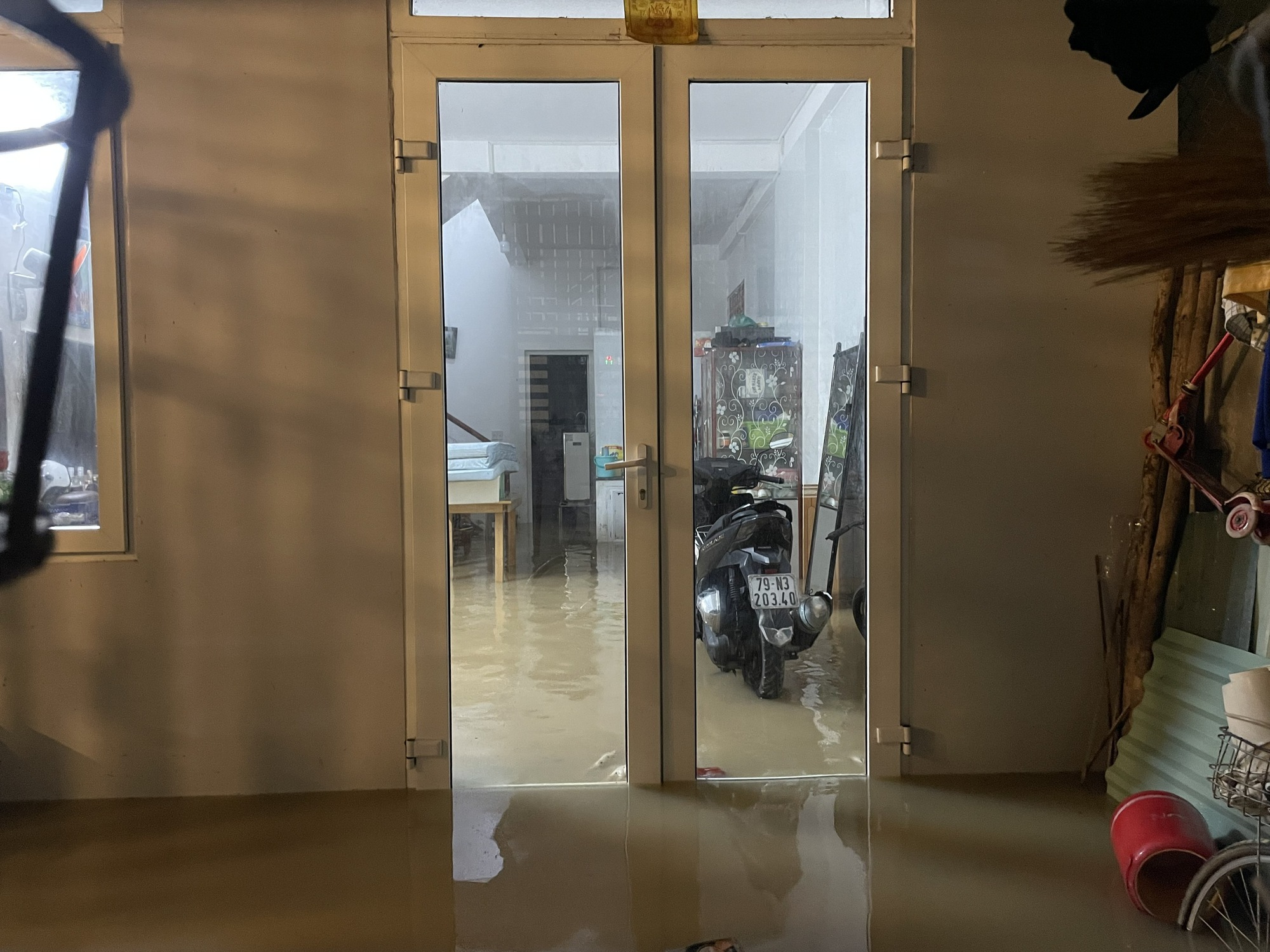 Nha Trang lũ chồng lũ, ngập nặng trong đêm- Ảnh 2.