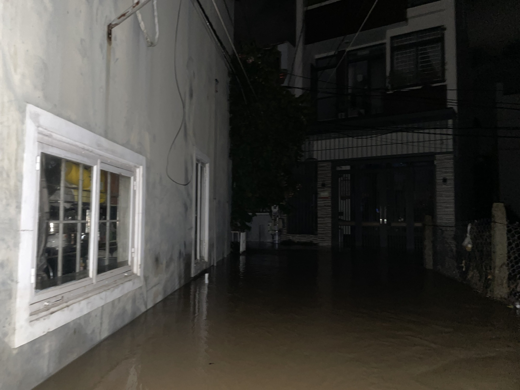 Nha Trang lũ chồng lũ, ngập nặng trong đêm- Ảnh 3.