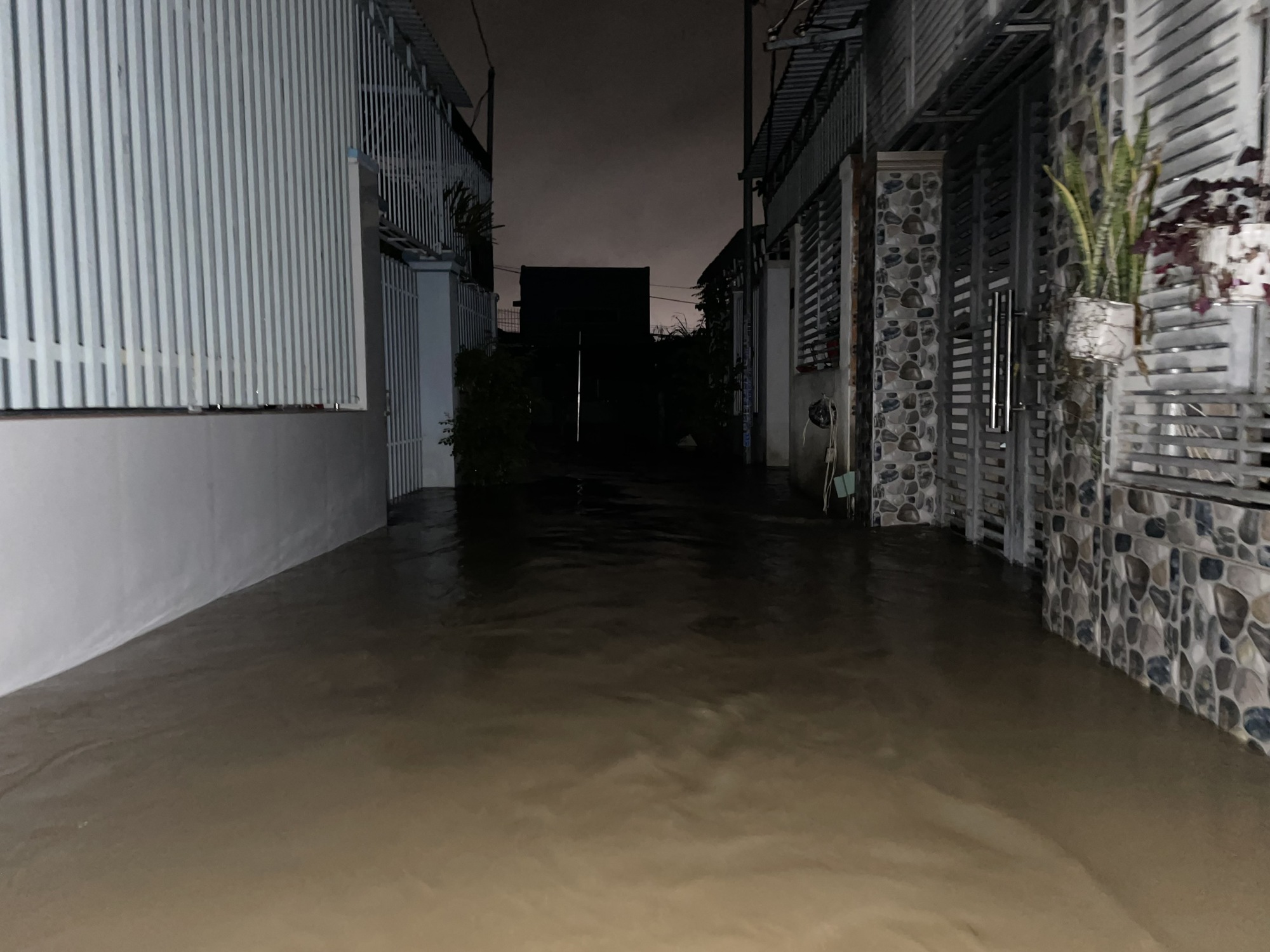 Nha Trang lũ chồng lũ, ngập nặng trong đêm- Ảnh 4.