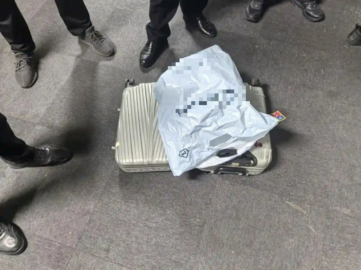 Người đàn ông phát hiện vali chứa gần 3 tỷ đồng tiền mặt, cảnh sát vào cuộc và cái kết bất ngờ- Ảnh 1.