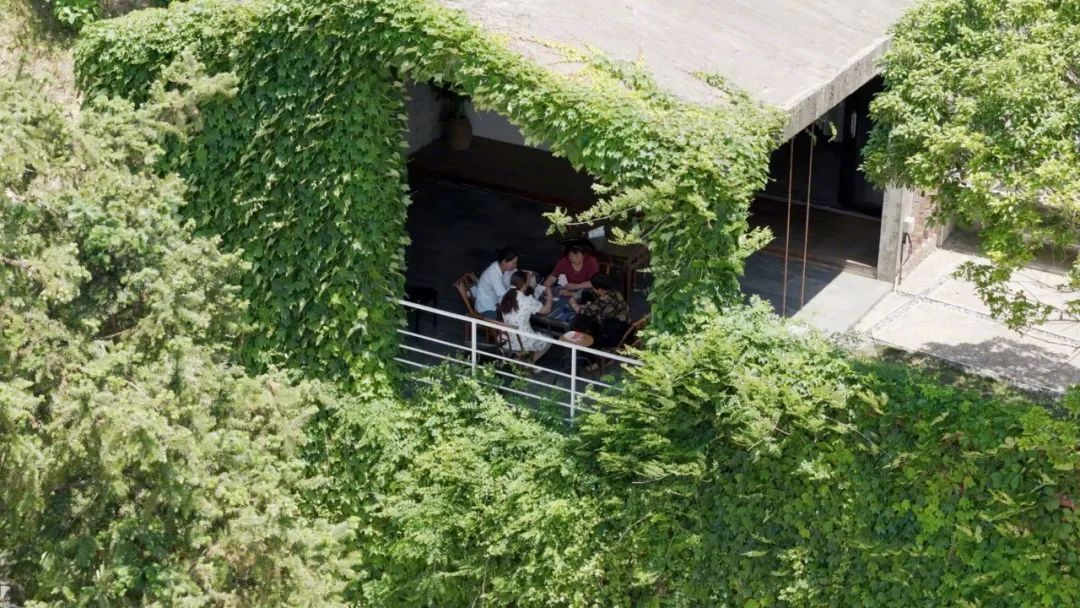 Chàng trai 30 tuổi bỏ phố về quê, xây biệt thự 760 m2 cho bố mẹ dưỡng già: Không cần kiếm đủ tiền mới chọn được cách sống- Ảnh 5. Chàng trai 30 tuổi bỏ phố về quê, xây biệt thự 760 m2 cho bố mẹ dưỡng già: Không cần kiếm đủ tiền mới chọn được cách sống- Ảnh 5.