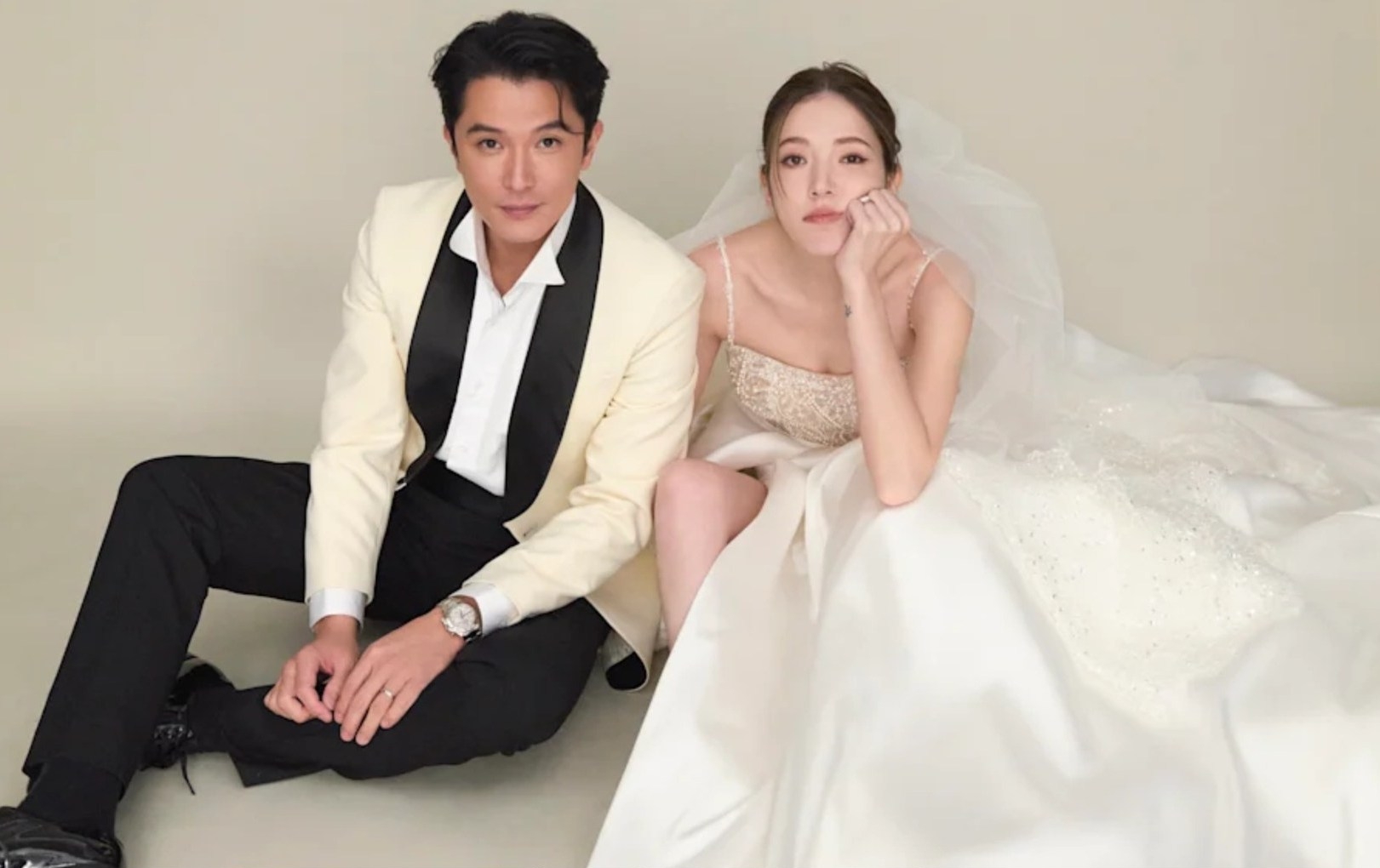 Ơn trời vì cuối cùng cặp đôi này đã cưới nhau: Cô dâu đẹp như thiên sứ, chú rể đào hoa số 1 showbiz- Ảnh 1.