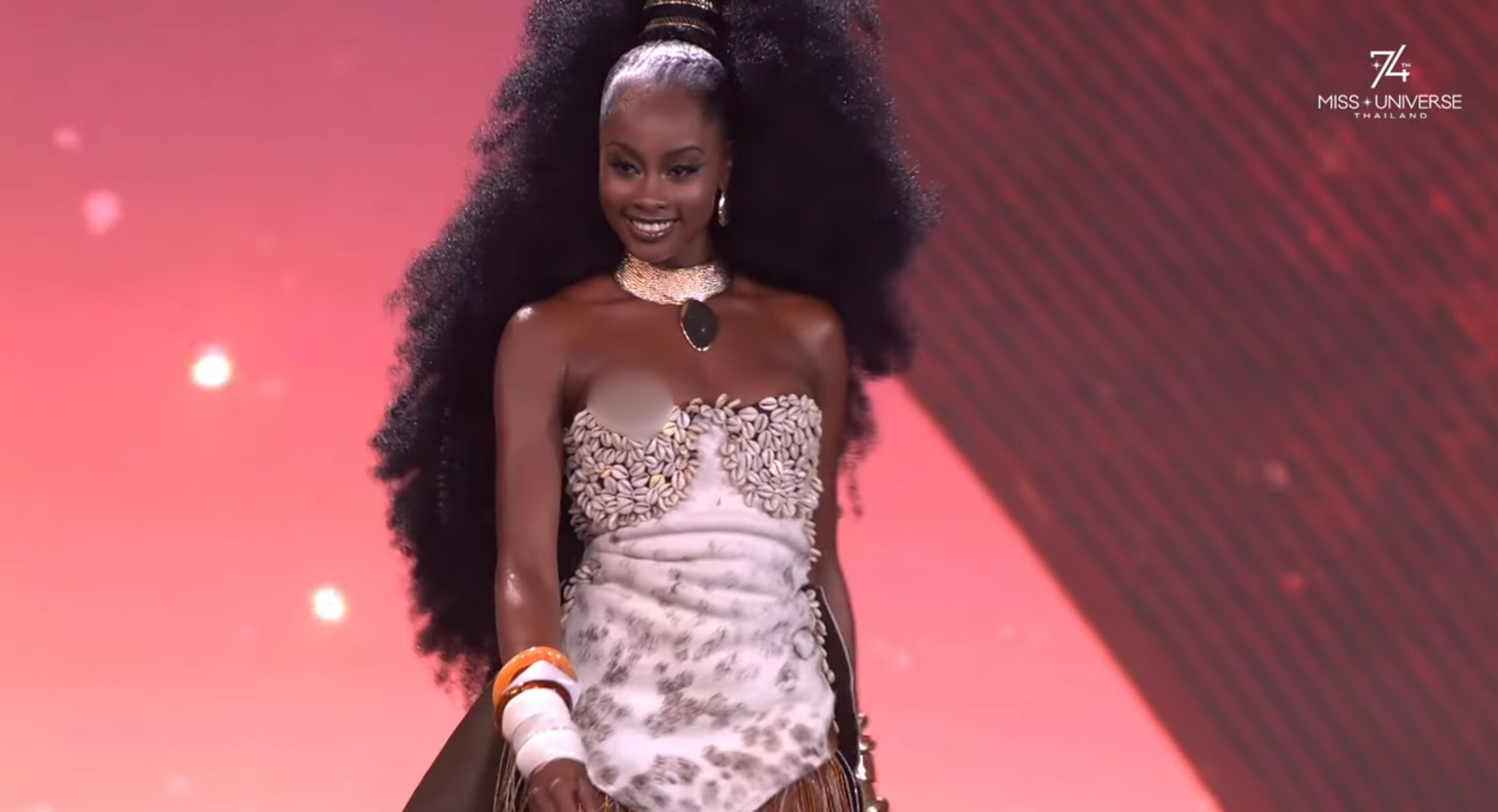 Hương Giang diện áo dài thong dong dắt xe đạp quá xinh, có thí sinh gặp sự cố vòng 1 cực nhạy cảm trên sóng Miss Universe!- Ảnh 4. Hương Giang diện áo dài thong dong dắt xe đạp quá xinh, có thí sinh gặp sự cố vòng 1 cực nhạy cảm trên sóng Miss Universe!- Ảnh 4.