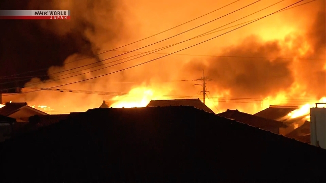 NÓNG: Cháy lớn không thể kiểm soát tại Nhật Bản, gần 200 căn nhà đã bị thiêu rụi- Ảnh 2. NÓNG: Cháy lớn không thể kiểm soát tại Nhật Bản, gần 200 căn nhà đã bị thiêu rụi- Ảnh 2.