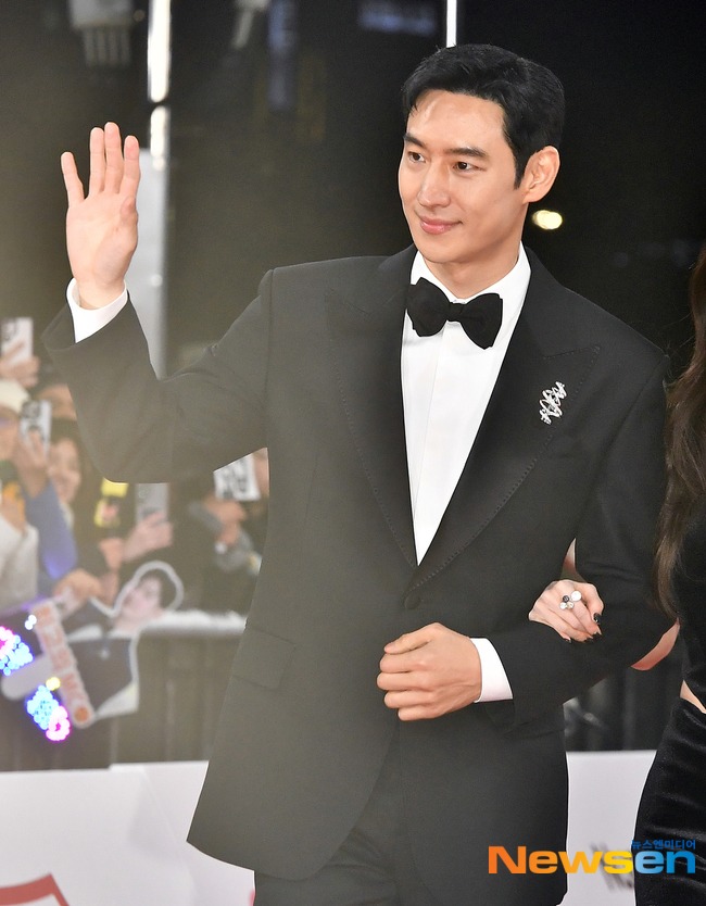 Lee Je Hoon trên thảm đỏ