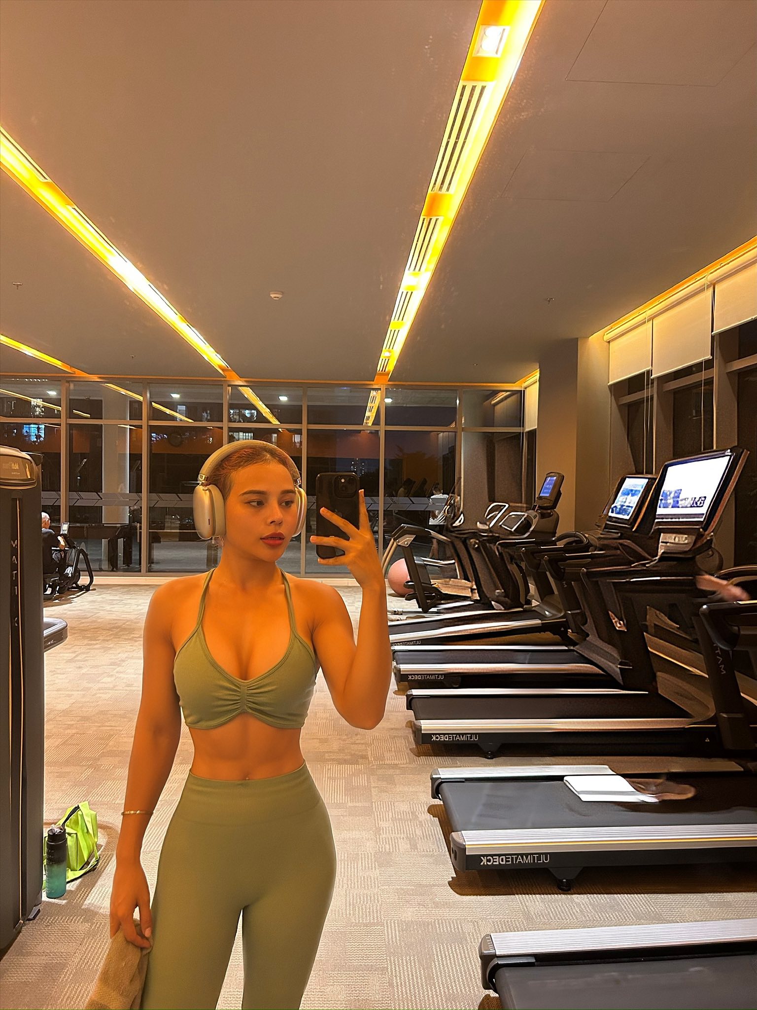 Danh tính cô gái áo cam trong quán karaoke lắc lư cùng Doãn Quốc Đam- Ảnh 8. Danh tính cô gái áo cam trong quán karaoke lắc lư cùng Doãn Quốc Đam- Ảnh 8.