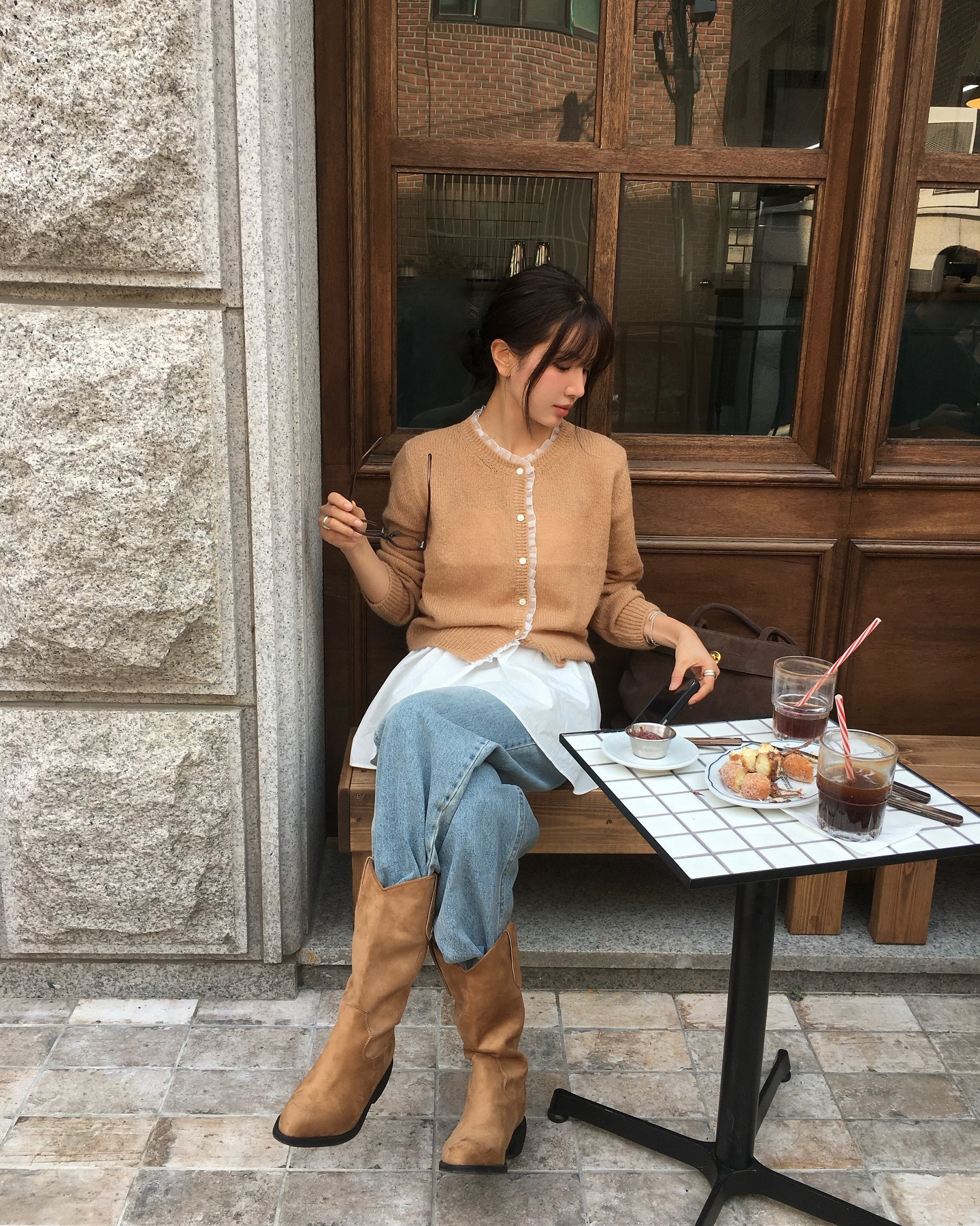 Đang hot hơn cả trang phục màu đen chính là đồ màu trắng - be: Trẻ trung hơn nhiều, tinh tế đỉnh cao- Ảnh 8. Đang hot hơn cả trang phục màu đen chính là đồ màu trắng - be: Trẻ trung hơn nhiều, tinh tế đỉnh cao- Ảnh 8.