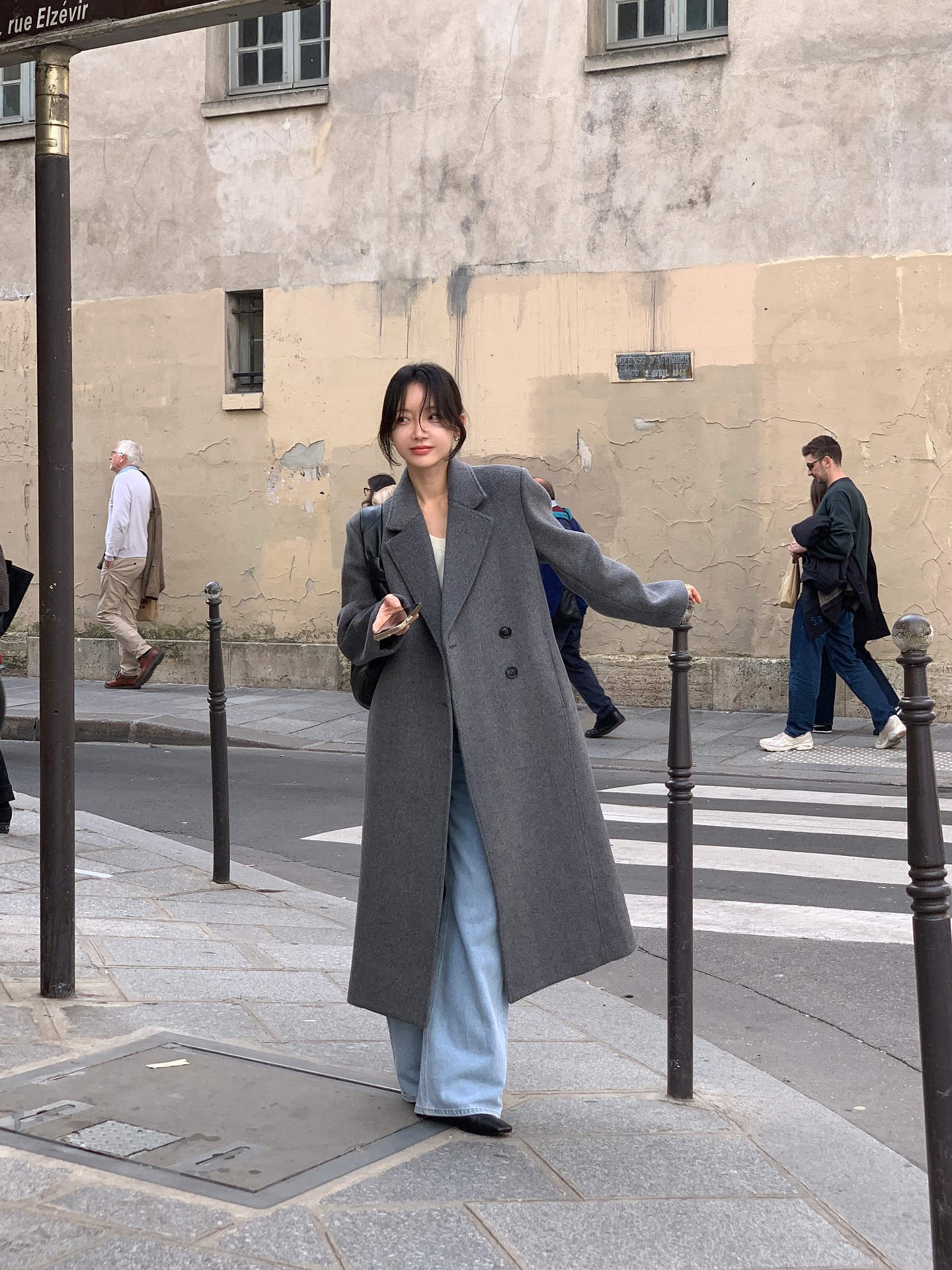 Mặc gì đi làm ngày rét mướt: 4 công thức đơn giản, đủ ấm áp mà vẫn chuẩn thanh lịch- Ảnh 5. Mặc gì đi làm ngày rét mướt: 4 công thức đơn giản, đủ ấm áp mà vẫn chuẩn thanh lịch- Ảnh 5.