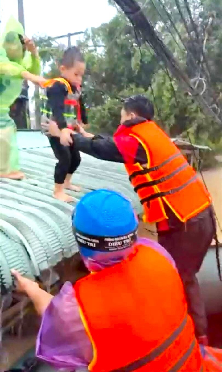 Dân vùng mưa lũ Gia Lai co ro trên mái nhà, lực lượng chức năng xuyên đêm cứu hộ- Ảnh 5.