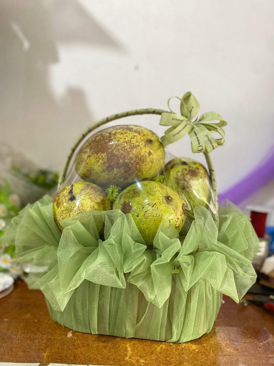 Giỏ trái cây tặng cô giáo nhân ngày 20/11 khiến mạng cả xã hội thắc mắc: Đã tìm ra chủ nhân và lý do- Ảnh 1. Giỏ trái cây tặng cô giáo nhân ngày 20/11 khiến mạng cả xã hội thắc mắc: Đã tìm ra chủ nhân và lý do- Ảnh 1.