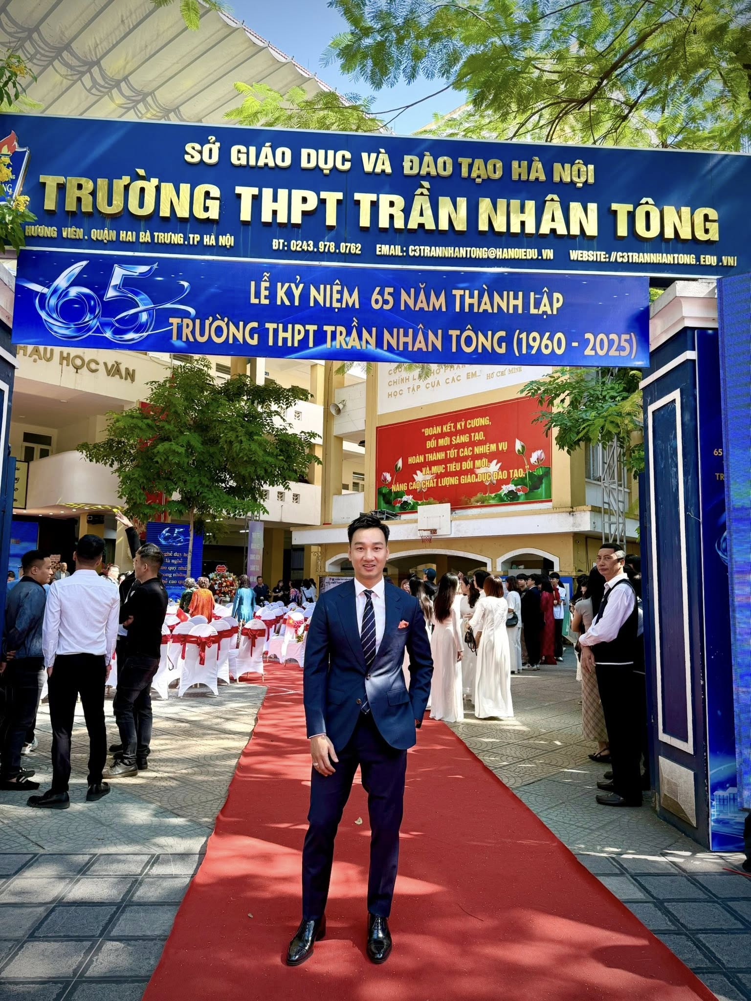 Nam sinh đen - gầy - nghịch từng làm "đại ca" trường cấp 3, 24 năm sau trở lại trường xưa khiến tất cả trầm trồ- Ảnh 1.