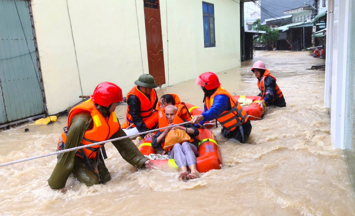 Dân vùng mưa lũ Gia Lai co ro trên mái nhà, lực lượng chức năng xuyên đêm cứu hộ- Ảnh 9.