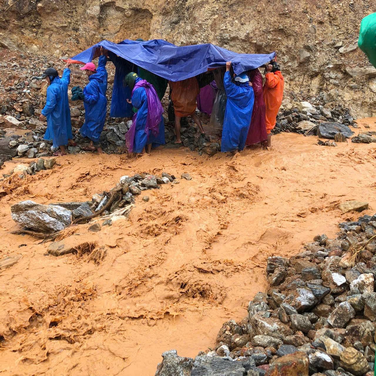 Thắt lòng khoảnh khắc khiêng bệnh nhân thở ô xy qua vùng núi lở- Ảnh 2. Thắt lòng khoảnh khắc khiêng bệnh nhân thở ô xy qua vùng núi lở- Ảnh 2.