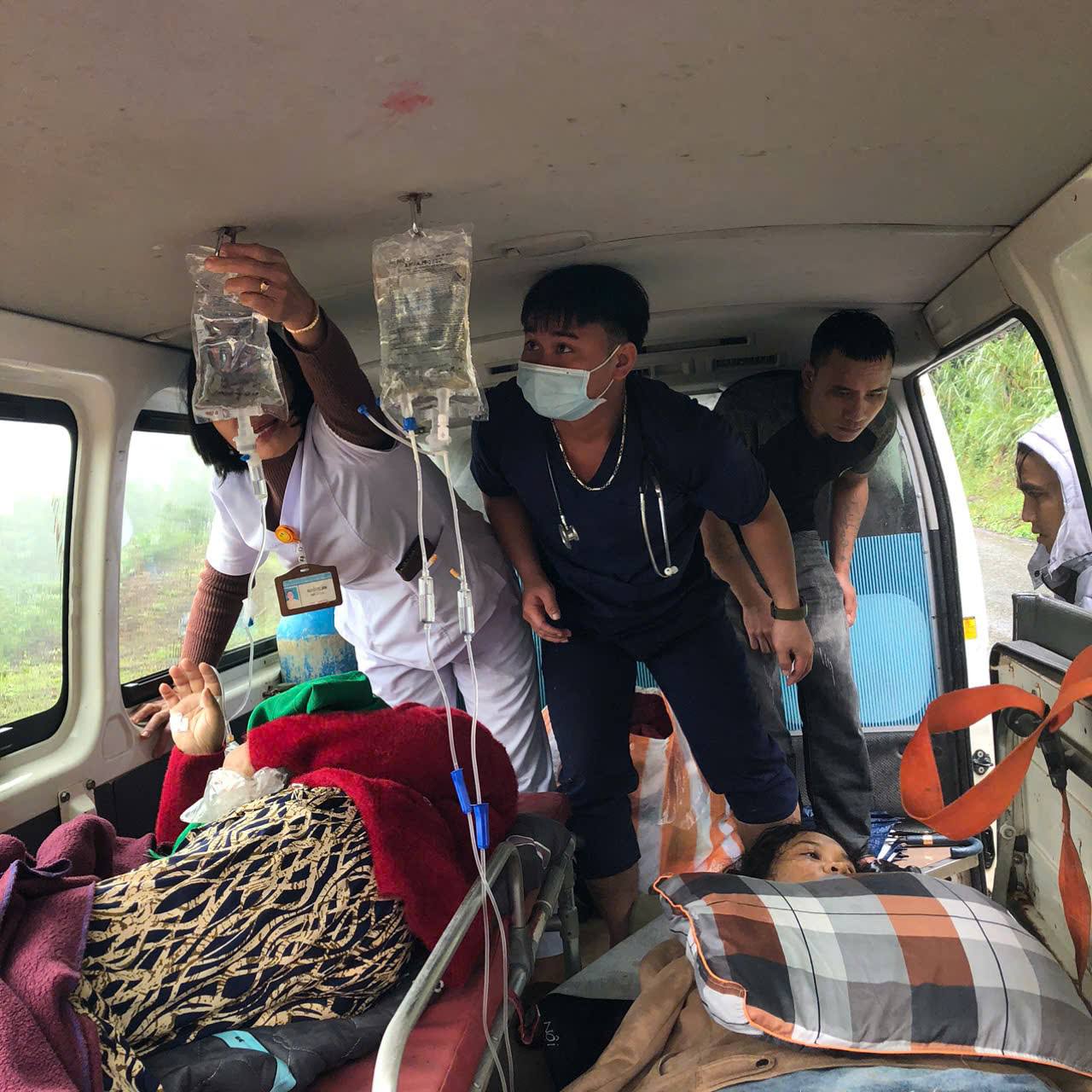 Thắt lòng khoảnh khắc khiêng bệnh nhân thở ô xy qua vùng núi lở- Ảnh 4. Thắt lòng khoảnh khắc khiêng bệnh nhân thở ô xy qua vùng núi lở- Ảnh 4.