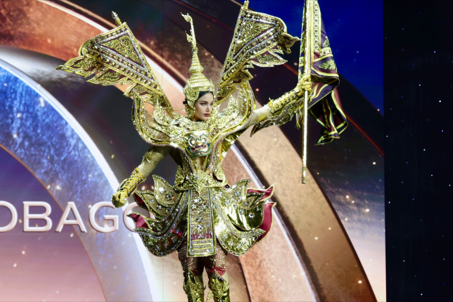 Hương Giang diện áo dài thong dong dắt xe đạp quá xinh, có thí sinh gặp sự cố vòng 1 cực nhạy cảm trên sóng Miss Universe!- Ảnh 5. Hương Giang diện áo dài thong dong dắt xe đạp quá xinh, có thí sinh gặp sự cố vòng 1 cực nhạy cảm trên sóng Miss Universe!- Ảnh 5.