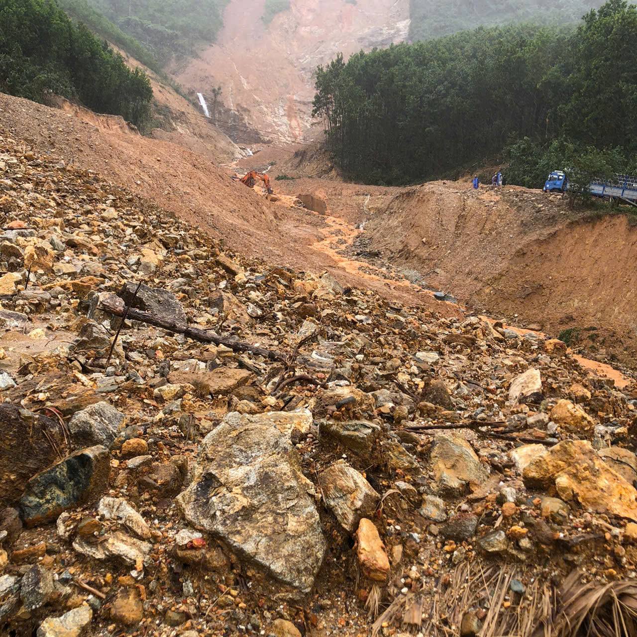 Thắt lòng khoảnh khắc khiêng bệnh nhân thở ô xy qua vùng núi lở- Ảnh 1. Thắt lòng khoảnh khắc khiêng bệnh nhân thở ô xy qua vùng núi lở- Ảnh 1.