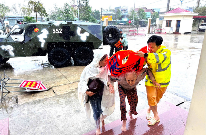 Dân vùng mưa lũ Gia Lai co ro trên mái nhà, lực lượng chức năng xuyên đêm cứu hộ- Ảnh 10.