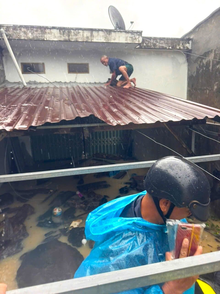 Dân vùng mưa lũ Gia Lai co ro trên mái nhà, lực lượng chức năng xuyên đêm cứu hộ- Ảnh 4.