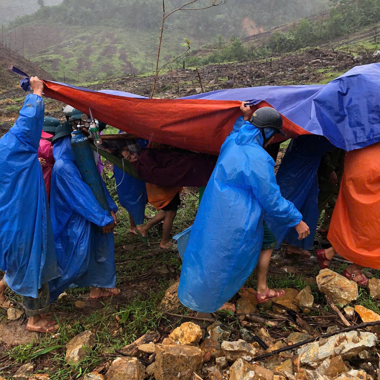 Thắt lòng khoảnh khắc khiêng bệnh nhân thở ô xy qua vùng núi lở- Ảnh 3. Thắt lòng khoảnh khắc khiêng bệnh nhân thở ô xy qua vùng núi lở- Ảnh 3.