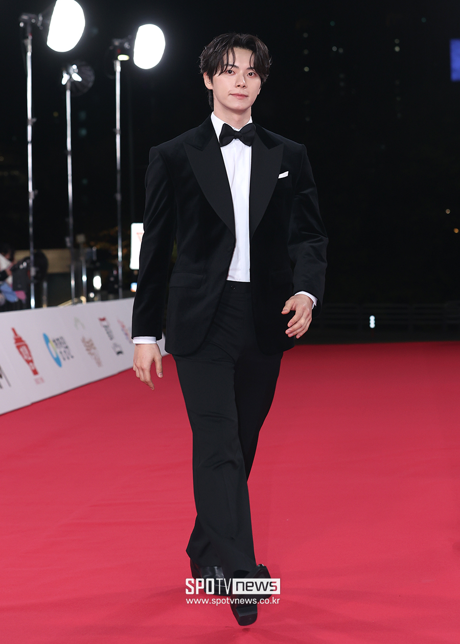 Lee Chae Min diện vest đen lịch lãm