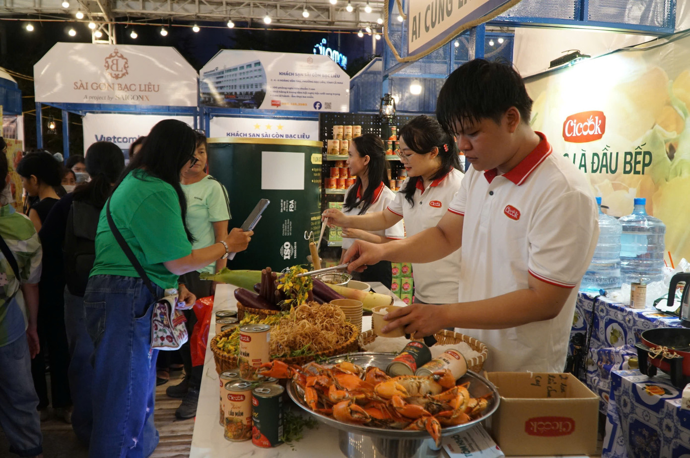 Lượng người mua ngoài sức tưởng tượng tại 'Ngày hội Cua' lần đầu tổ chức ở TPHCM- Ảnh 2.