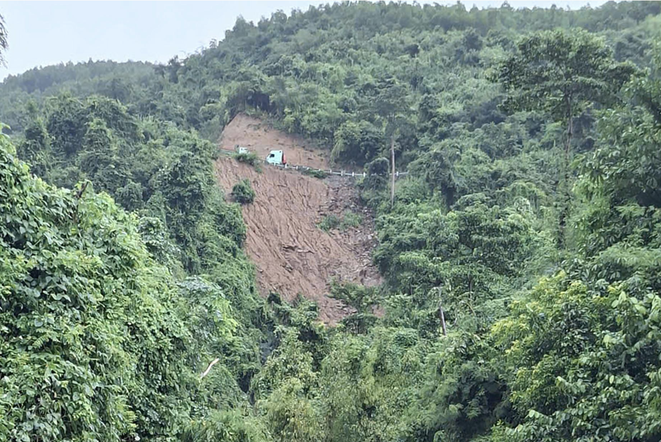 Vụ sạt đèo Khánh Sơn: Tìm thấy thi thể nạn nhân cuối cùng- Ảnh 1. Vụ sạt đèo Khánh Sơn: Tìm thấy thi thể nạn nhân cuối cùng- Ảnh 1.