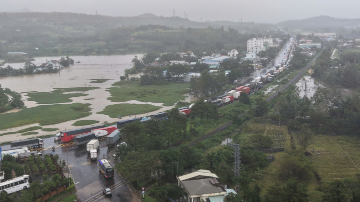 Nhà dân ven sông Ba ở Đắk Lắk bị cô lập hoàn toàn, em bé co ro trên mái nhà- Ảnh 4.