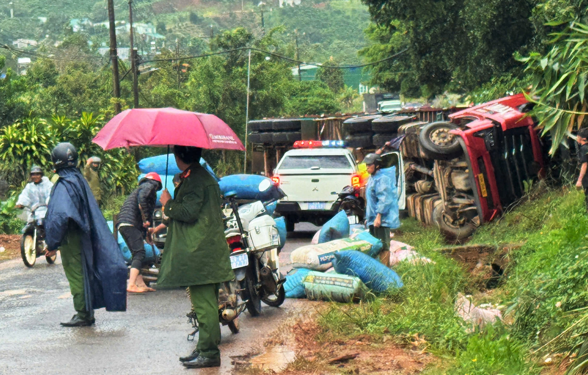 Lâm Đồng: Xe container lật đè trúng xe con, 5 người bị thương- Ảnh 1. Lâm Đồng: Xe container lật đè trúng xe con, 5 người bị thương- Ảnh 1.