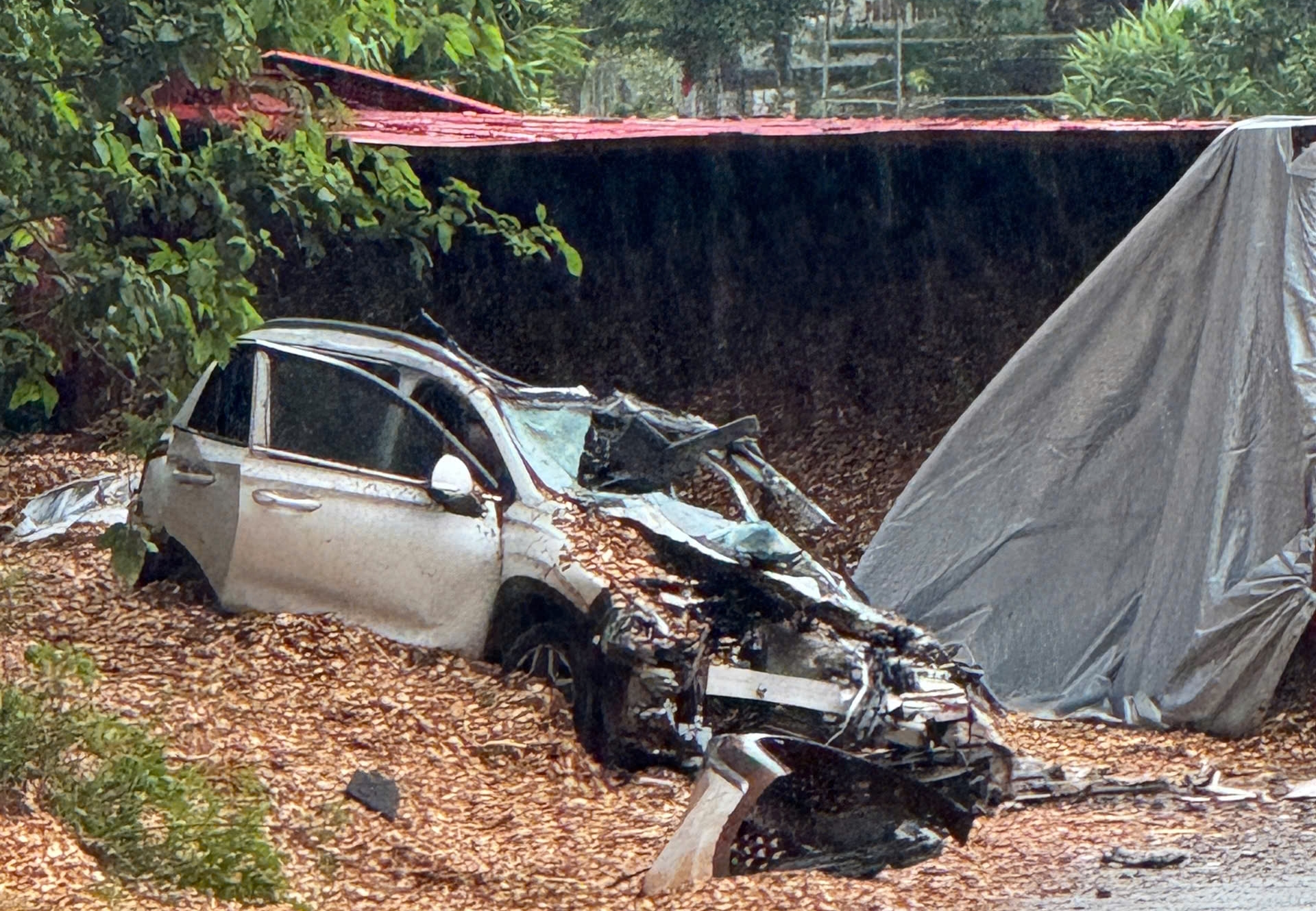 Lâm Đồng: Xe container lật đè trúng xe con, 5 người bị thương- Ảnh 2. Lâm Đồng: Xe container lật đè trúng xe con, 5 người bị thương- Ảnh 2.