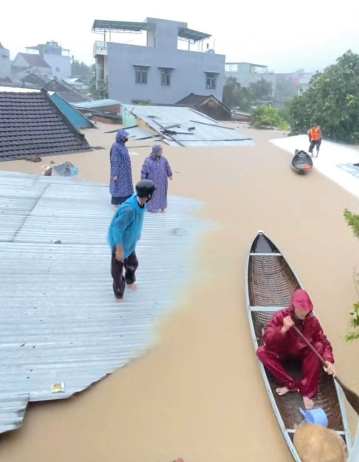 Nhà dân ven sông Ba ở Đắk Lắk bị cô lập hoàn toàn, em bé co ro trên mái nhà- Ảnh 1.