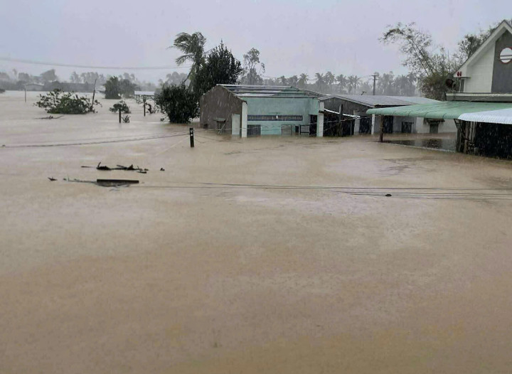 Nhà dân ven sông Ba ở Đắk Lắk bị cô lập hoàn toàn, em bé co ro trên mái nhà- Ảnh 3.