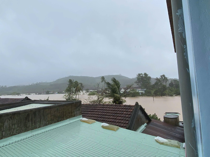 Nhà dân ven sông Ba ở Đắk Lắk bị cô lập hoàn toàn, em bé co ro trên mái nhà- Ảnh 5.