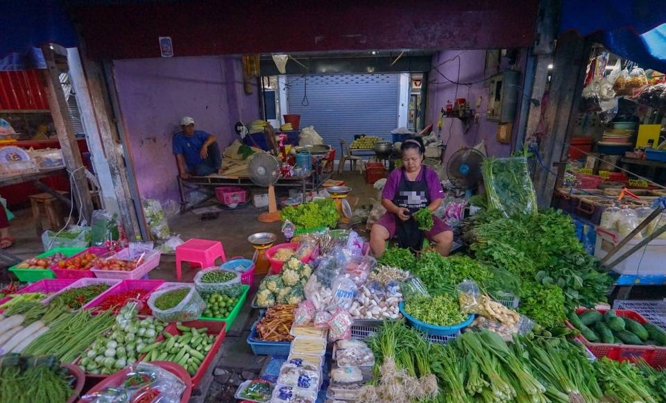 Chị bán rau ở chợ đầu mối chia sẻ: 4 loại rau tăng sốc nhất tháng này – và 4 món rẻ bằng một nửa để thay thế ngay- Ảnh 1.