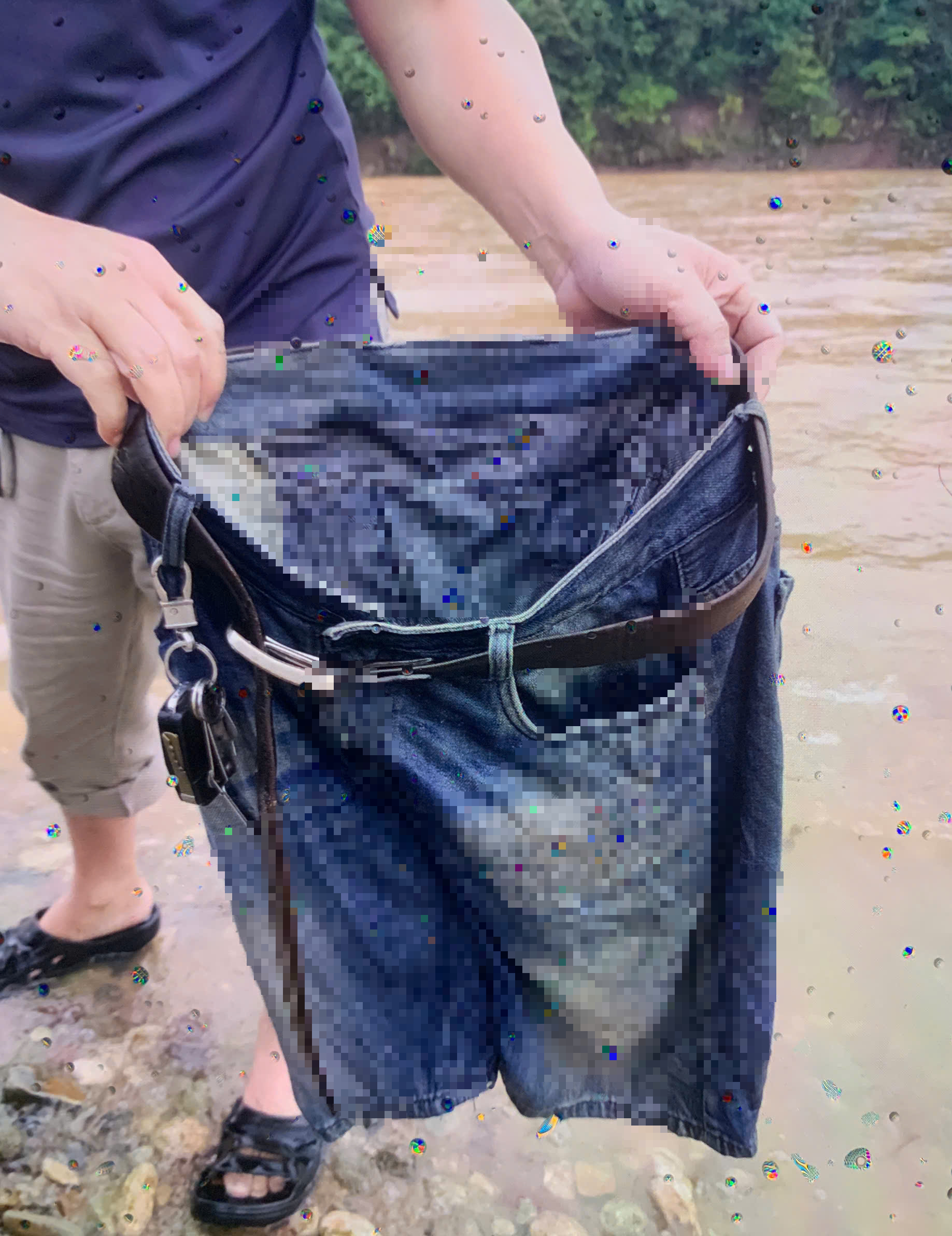 Tìm thấy "vật bất ly thân" của tài xế xe đầu kéo mất tích ở Quảng Trị- Ảnh 1.