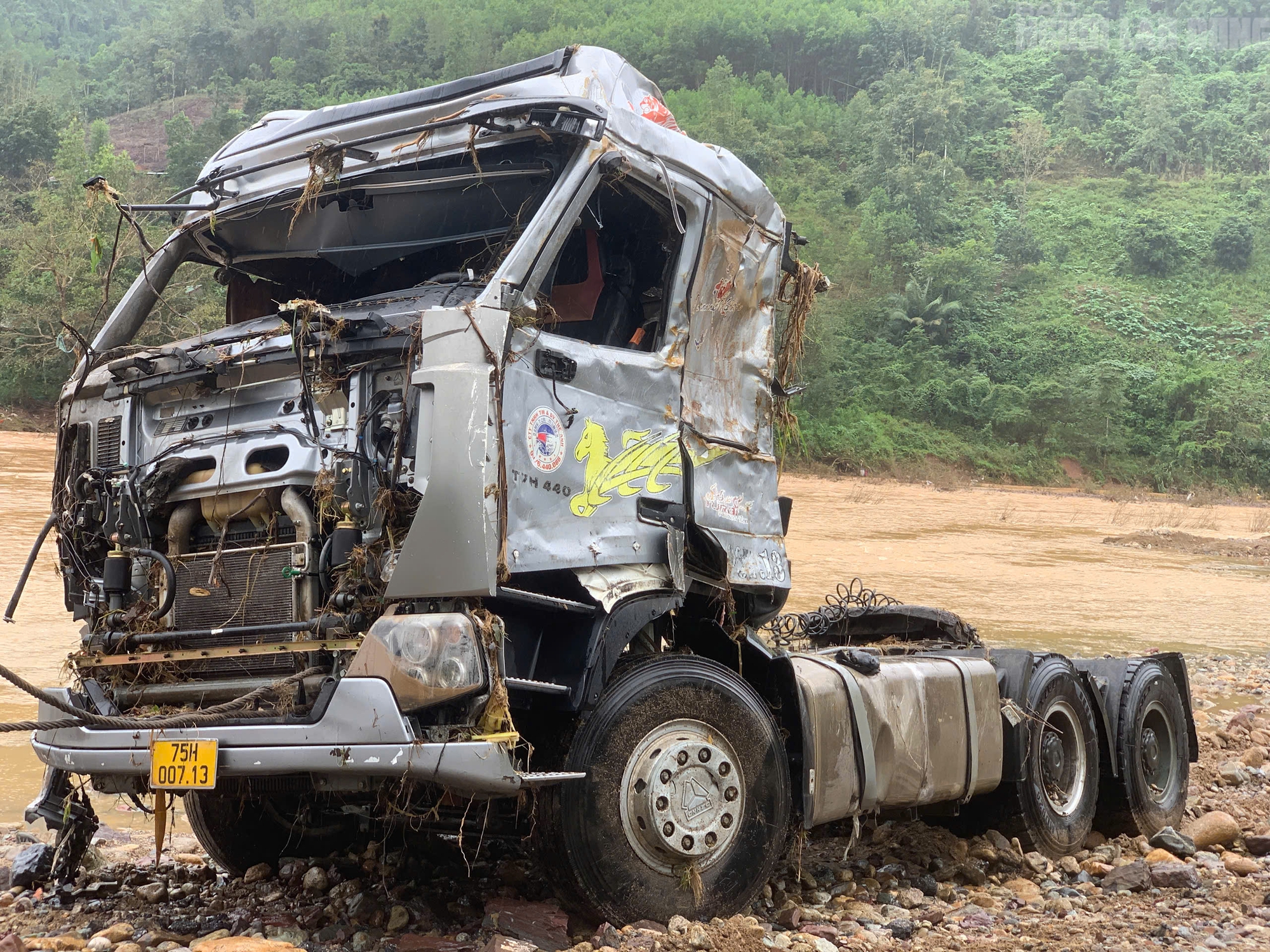 CLIP: Xe đầu kéo trong vụ tài xế bị lũ cuốn ở Quảng Trị đã được trục vớt, hé lộ hình ảnh đầu tiên- Ảnh 3.
