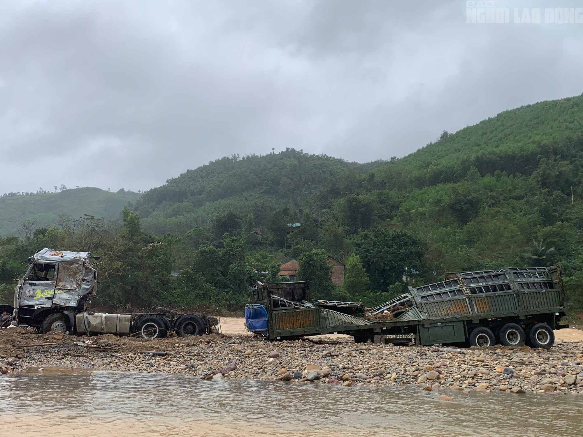 CLIP: Xe đầu kéo trong vụ tài xế bị lũ cuốn ở Quảng Trị đã được trục vớt, hé lộ hình ảnh đầu tiên- Ảnh 4.