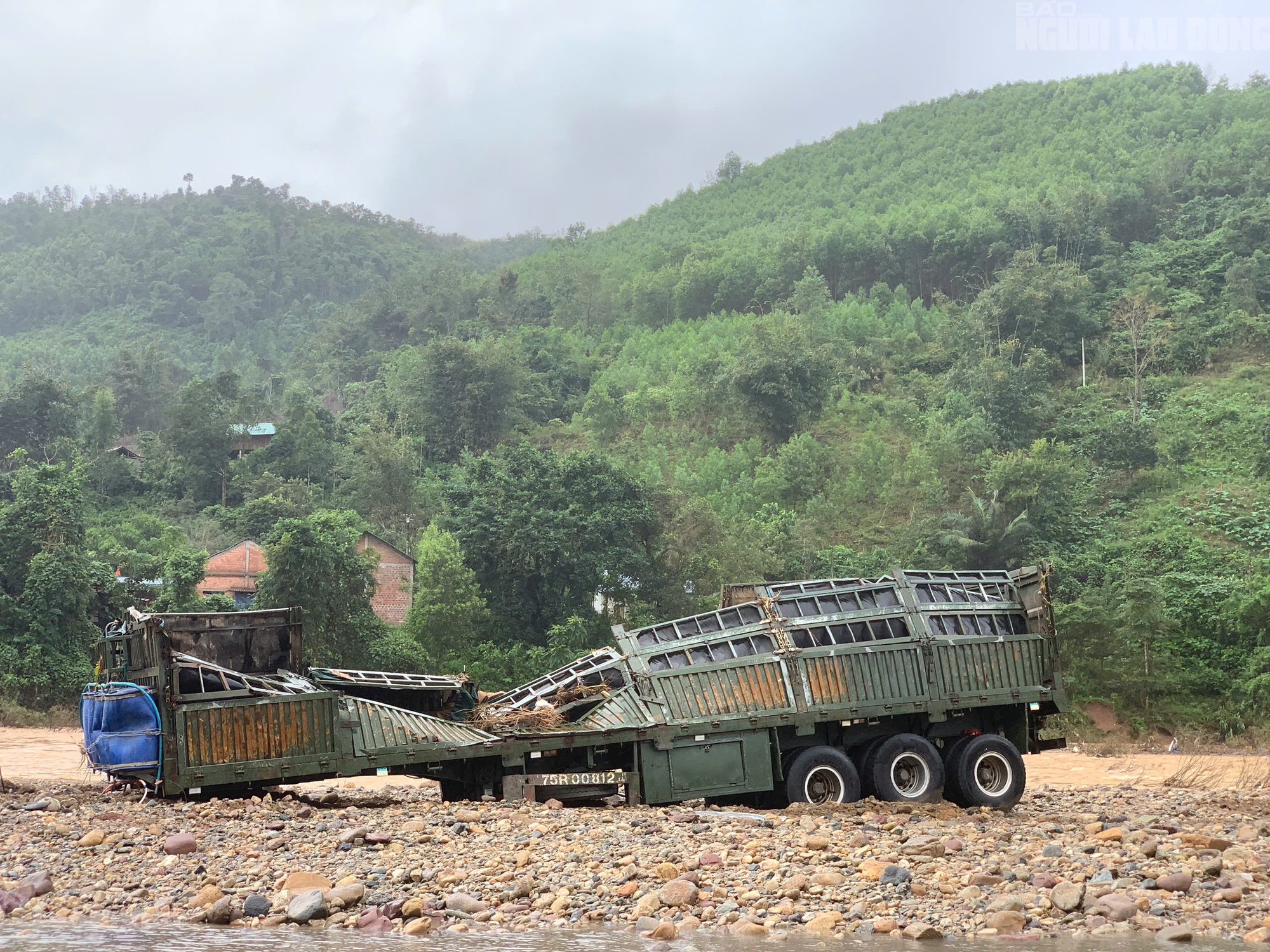 CLIP: Xe đầu kéo trong vụ tài xế bị lũ cuốn ở Quảng Trị đã được trục vớt, hé lộ hình ảnh đầu tiên- Ảnh 6.