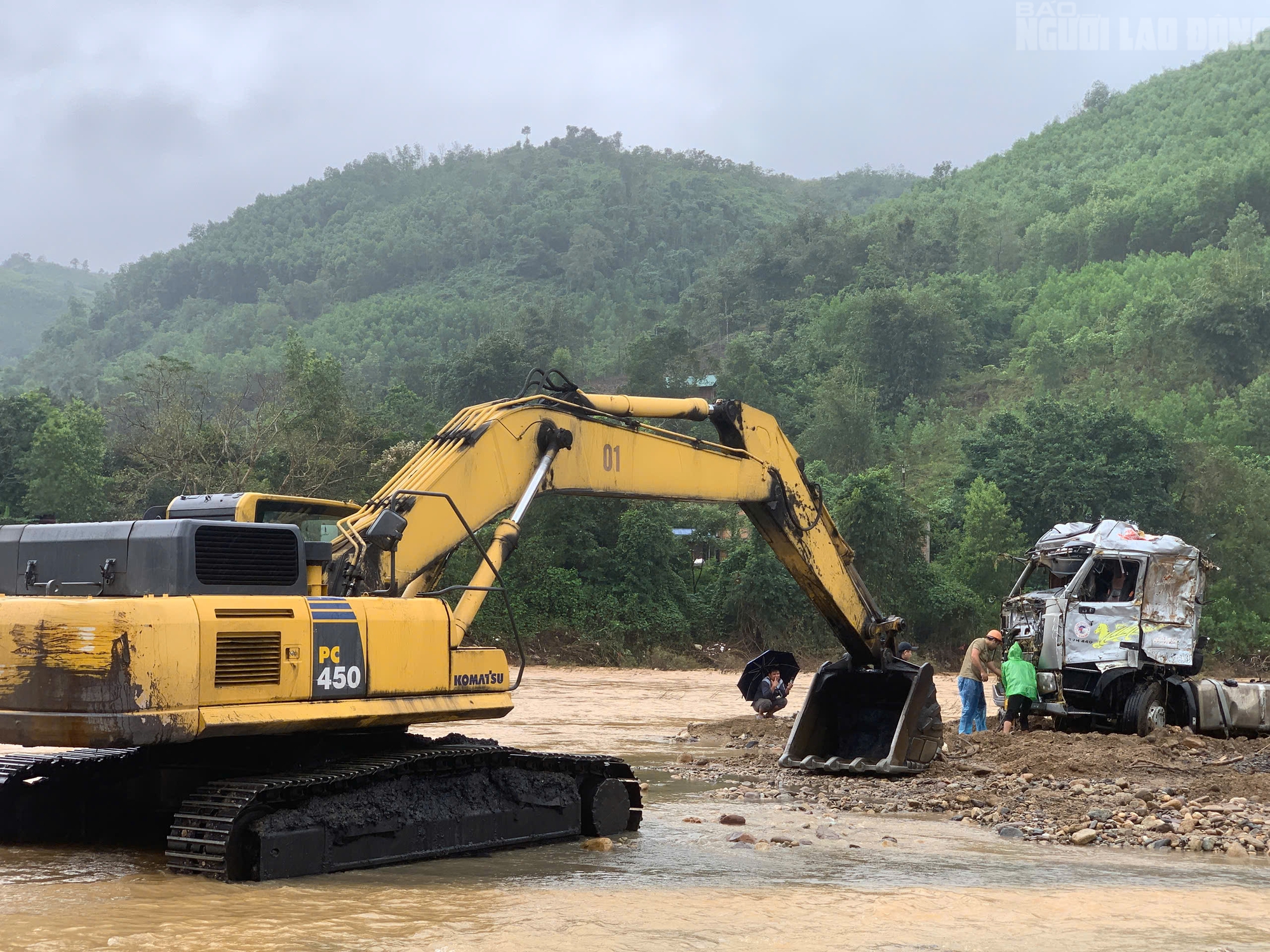 CLIP: Xe đầu kéo trong vụ tài xế bị lũ cuốn ở Quảng Trị đã được trục vớt, hé lộ hình ảnh đầu tiên- Ảnh 7.