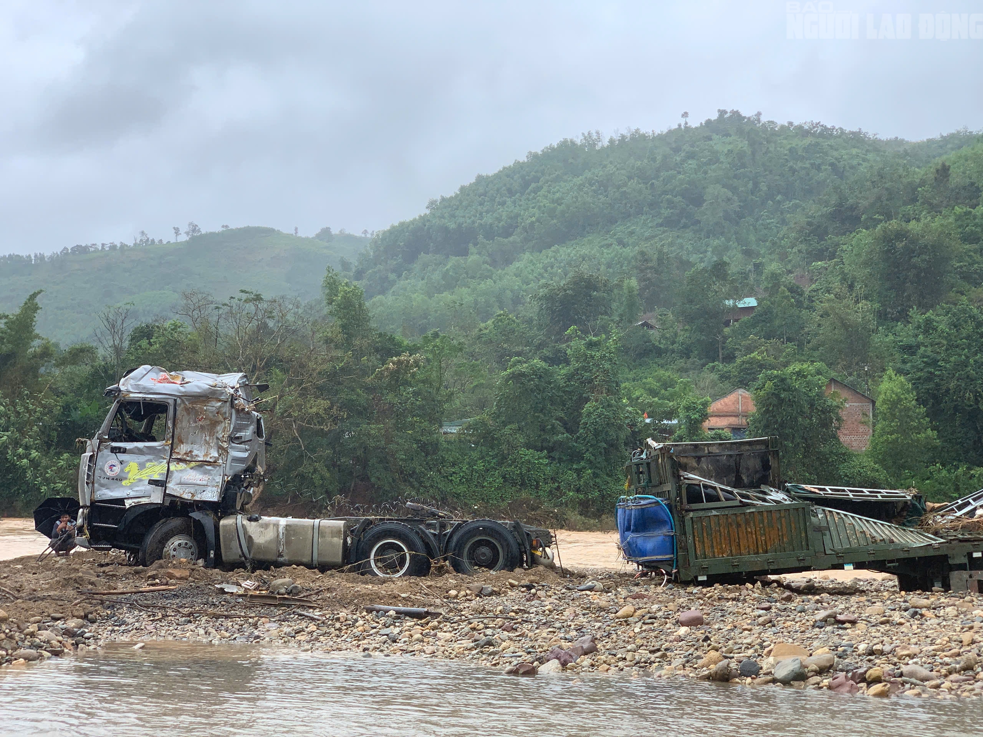 CLIP: Xe đầu kéo trong vụ tài xế bị lũ cuốn ở Quảng Trị đã được trục vớt, hé lộ hình ảnh đầu tiên- Ảnh 5.