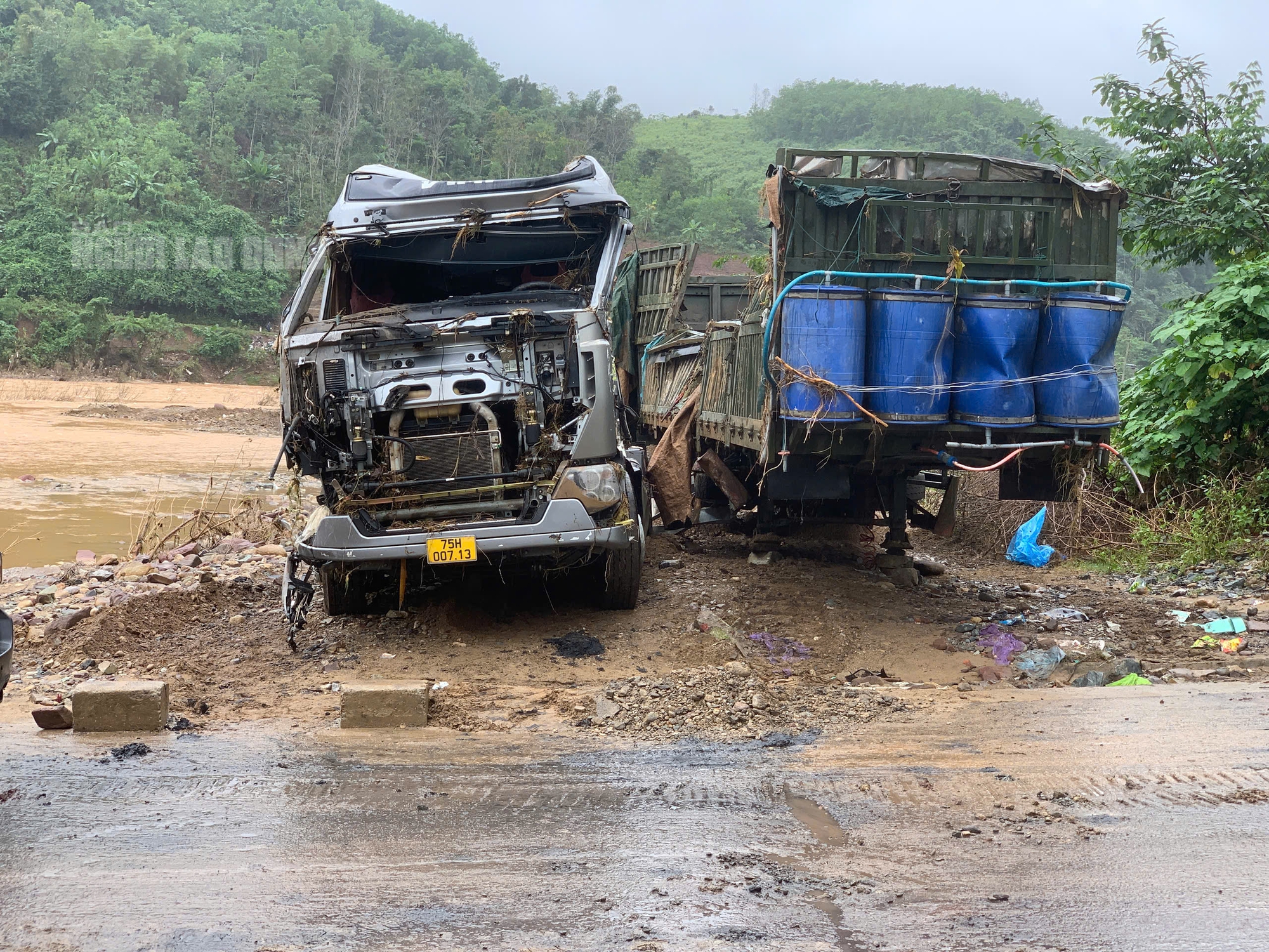 CLIP: Xe đầu kéo trong vụ tài xế bị lũ cuốn ở Quảng Trị đã được trục vớt, hé lộ hình ảnh đầu tiên- Ảnh 1.