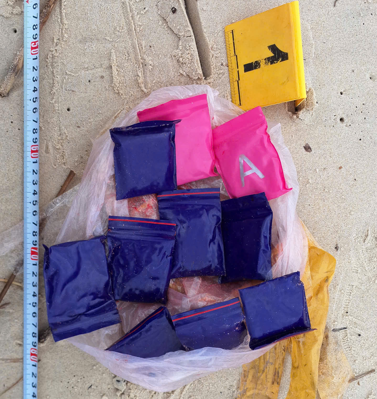 Phát hiện nhiều túi nylon nghi chứa ma tuý dạt vào bờ biển Quảng Trị- Ảnh 3. Phát hiện nhiều túi nylon nghi chứa ma tuý dạt vào bờ biển Quảng Trị- Ảnh 3.