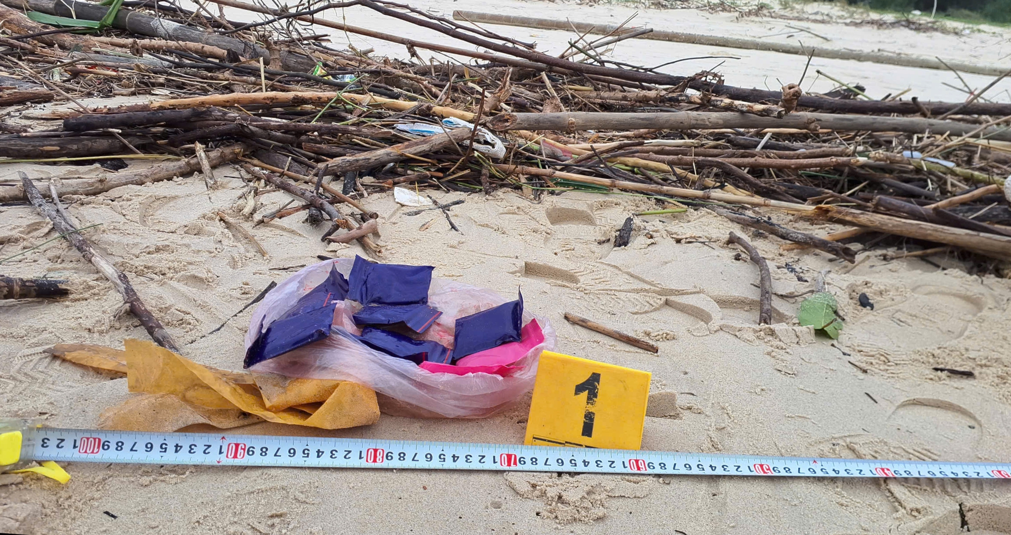 Phát hiện nhiều túi nylon nghi chứa ma tuý dạt vào bờ biển Quảng Trị- Ảnh 2. Phát hiện nhiều túi nylon nghi chứa ma tuý dạt vào bờ biển Quảng Trị- Ảnh 2.