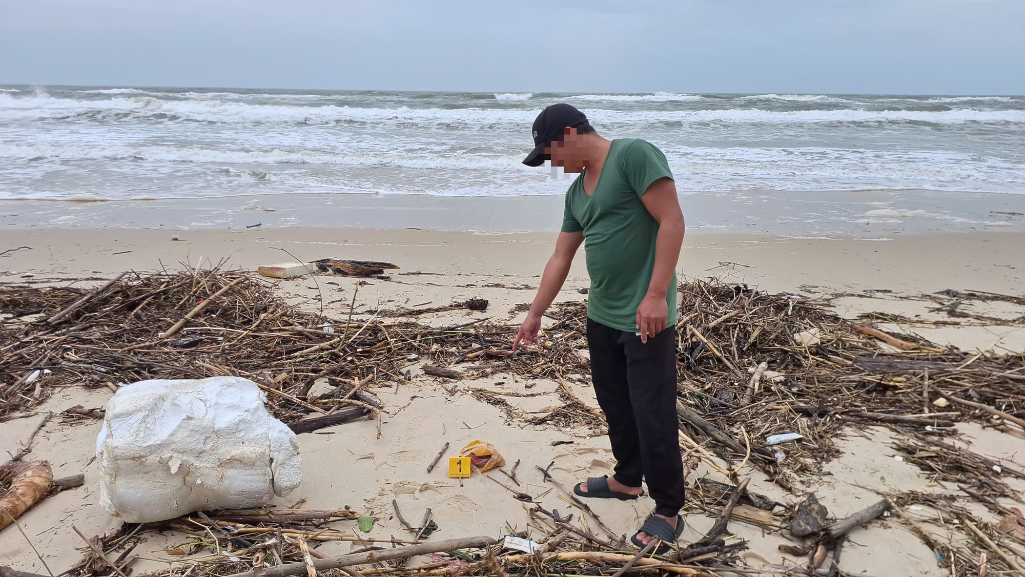 Phát hiện nhiều túi nylon nghi chứa ma tuý dạt vào bờ biển Quảng Trị- Ảnh 1. Phát hiện nhiều túi nylon nghi chứa ma tuý dạt vào bờ biển Quảng Trị- Ảnh 1.