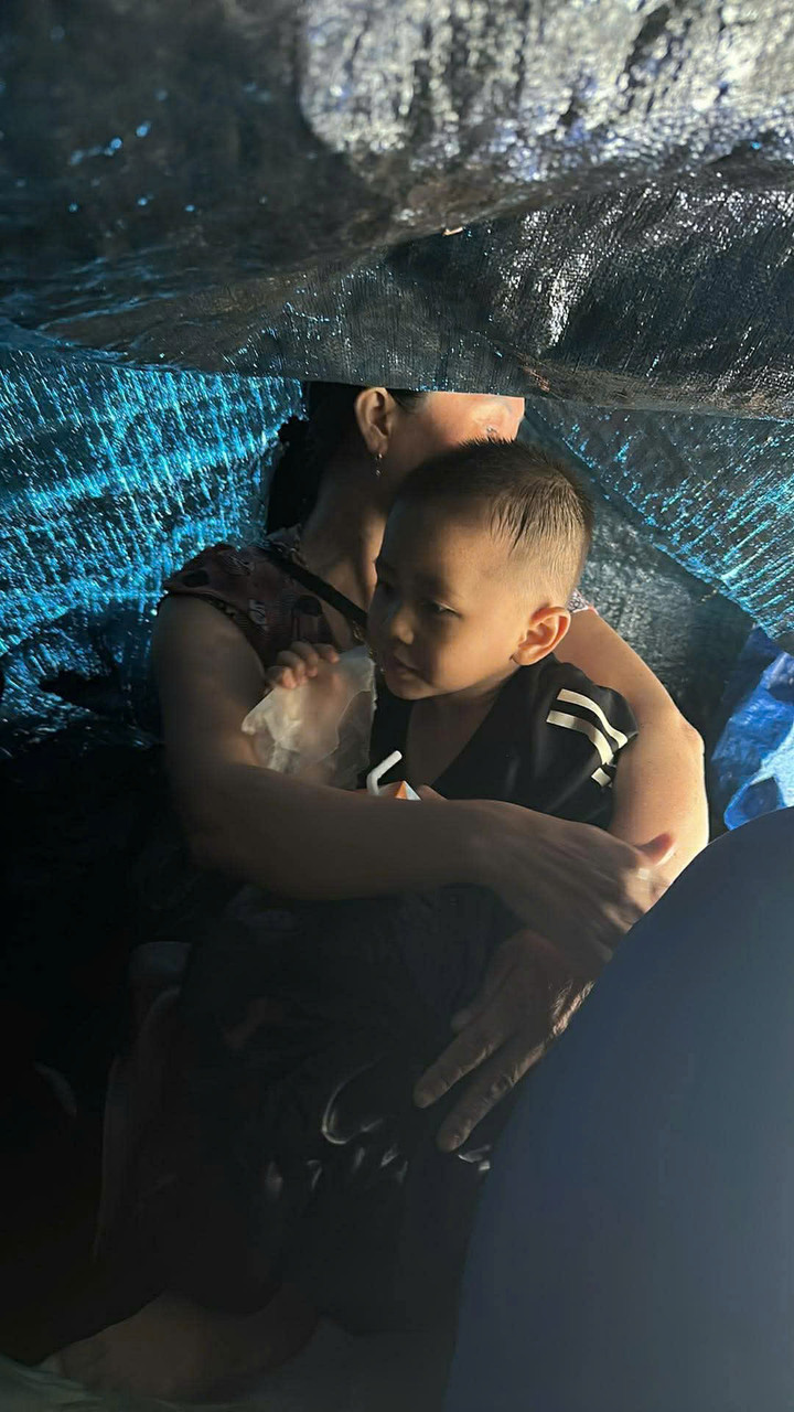 Nhà dân ven sông Ba ở Đắk Lắk bị cô lập hoàn toàn, em bé co ro trên mái nhà- Ảnh 2.